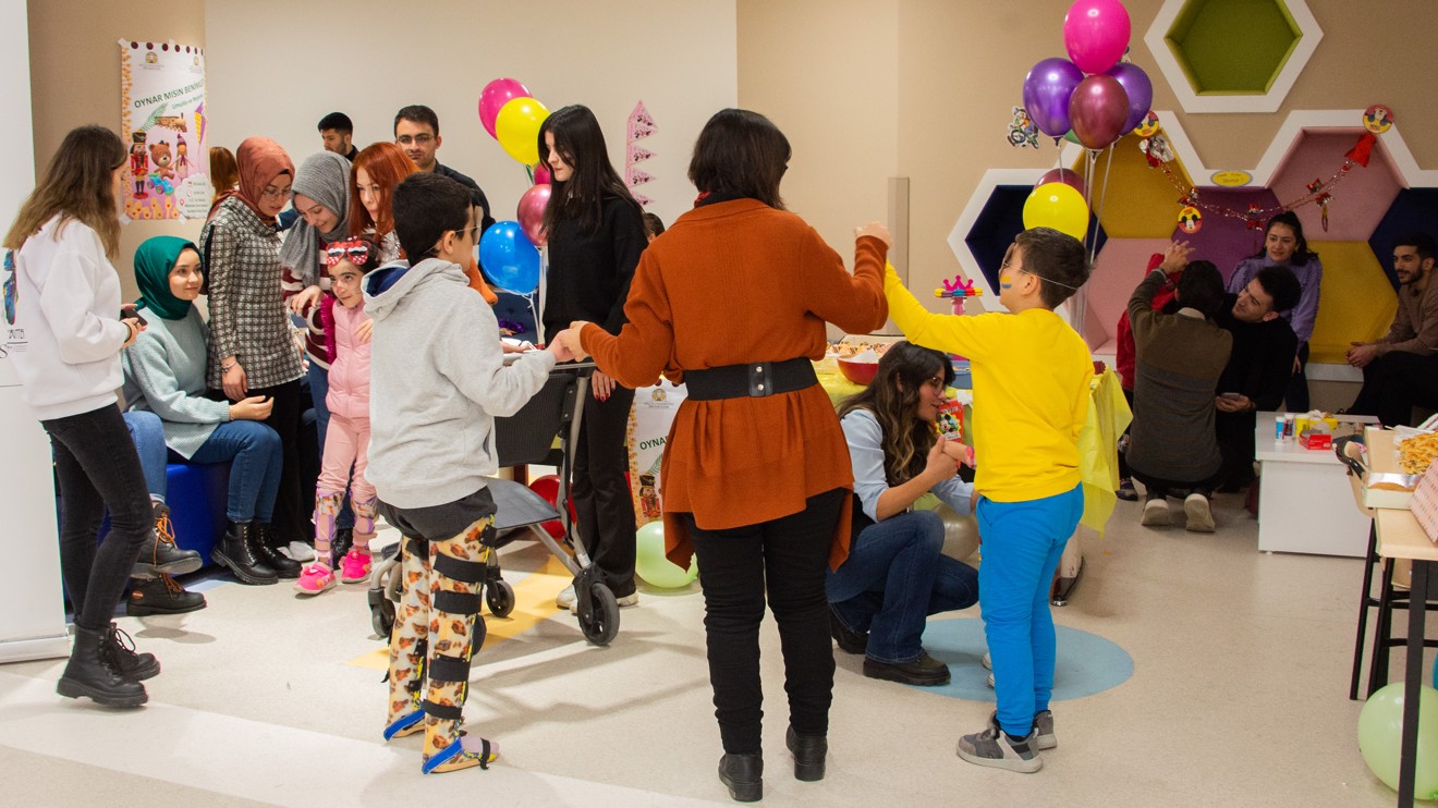 Selçuk Üniversitesi öğrencileri, serebral palsili çocuklar için gönüllü oldu